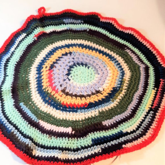 HAND CROCHET CAT YARN GAME ON  ONE SIDE SLEEP MAT ON OTHER  18" ROUND - Picture 2 of 4